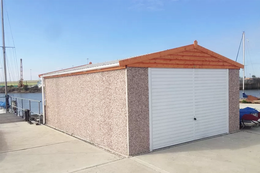 /images/Slides/Garages/Apex/APEX-GARAGES_0003_APEX-GARAGES-Apex-double-timber-fascias.webp